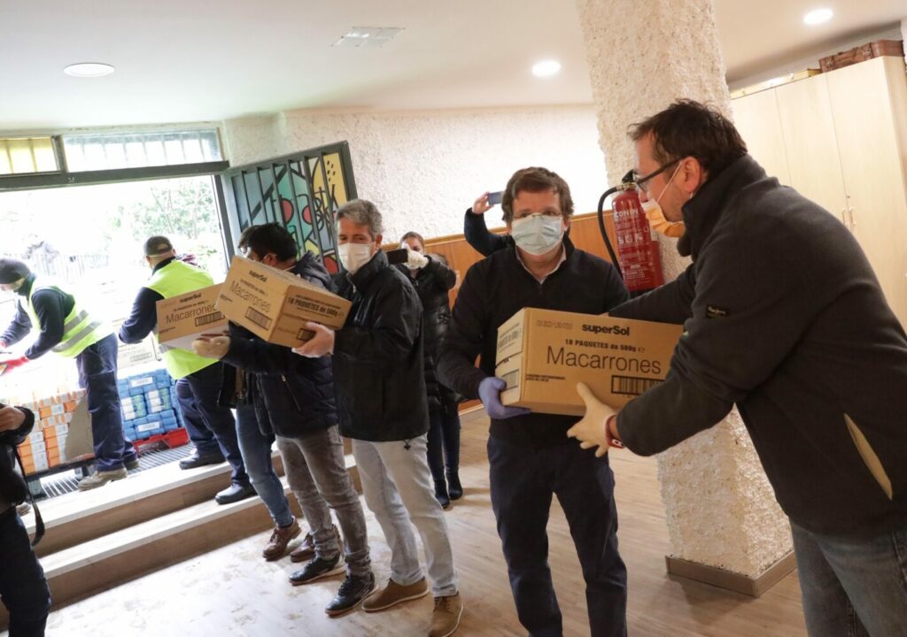 Jose Luis Martínez-Almeida ayuda a los voluntarios en el distrito Latina