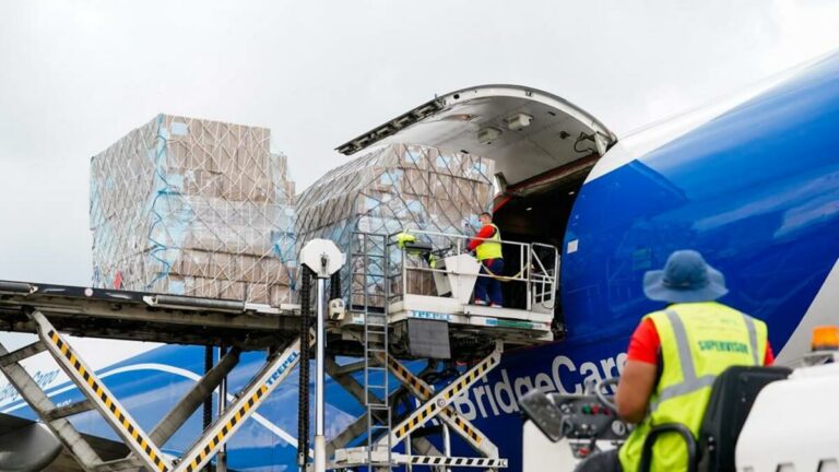 Avion descargando el primer envío de material sanitario en la Comunidad de Madrid el pasado 2 de abril