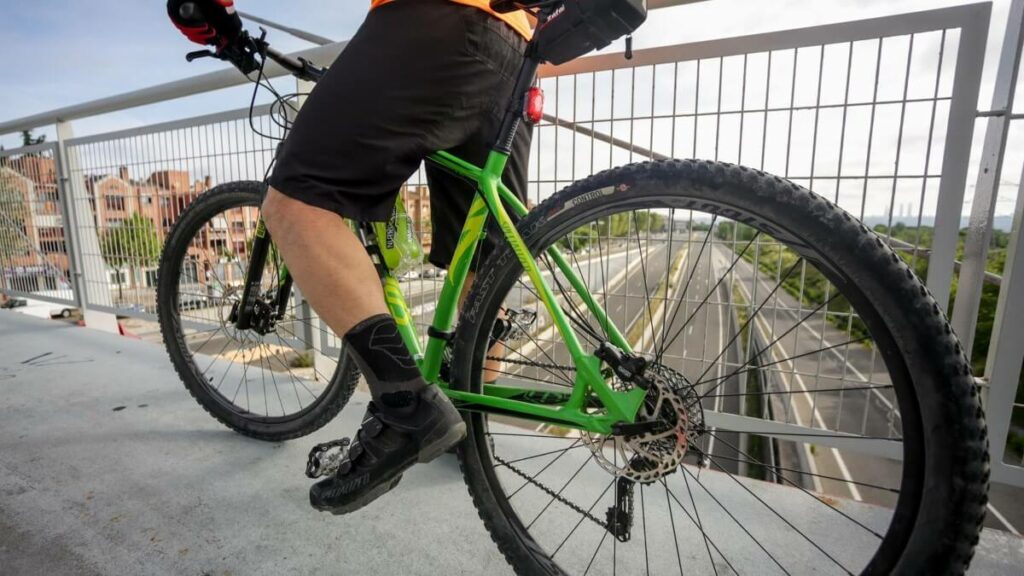 hombre montando en bicicleta