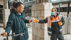 Protección civil reparte mascarillas en Colmenar Viejo