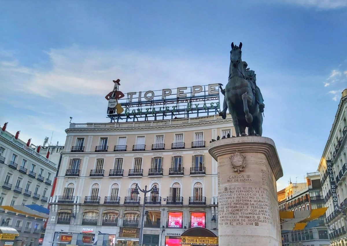 Estatua de Carlos III y cartel de Tío Pepe en la Puerta del Sol.