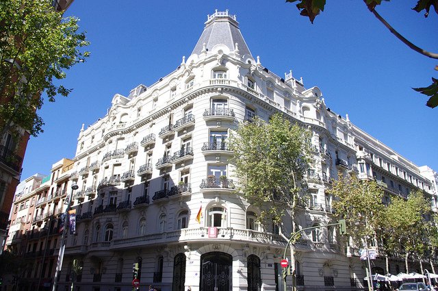 Álvaro Petit: "La Plaza de Oriente es la plaza en la que aún resuenan los ecos de ese Madrid que era corte"