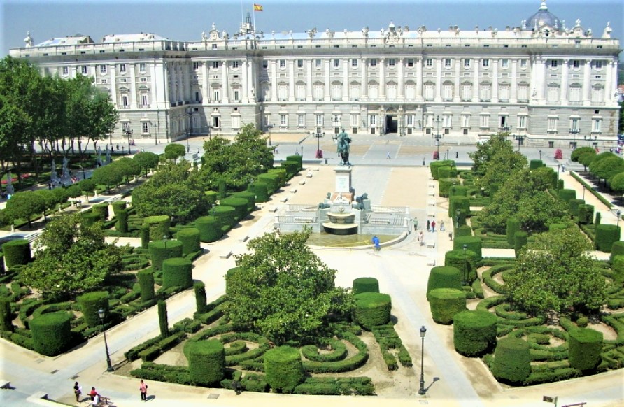 Álvaro Petit: «La Plaza de Oriente es la plaza en la que aún resuenan los ecos de ese Madrid que era corte»