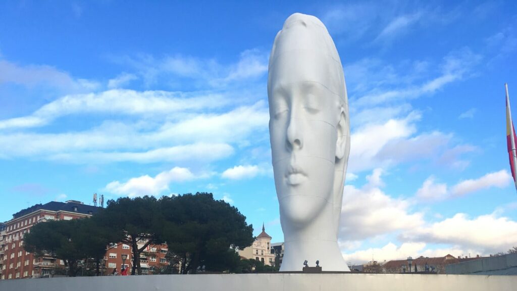 Julia escultura Colón
