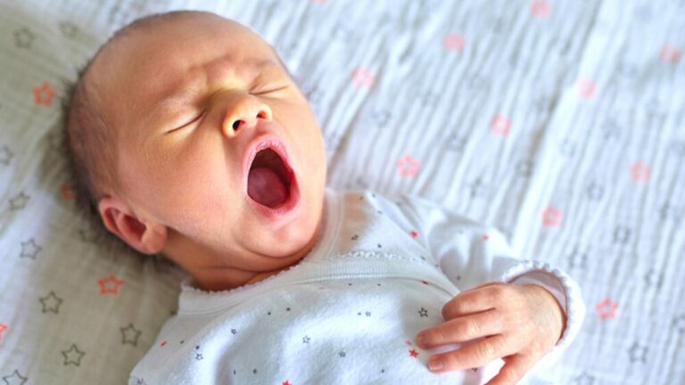 bebe bostezando