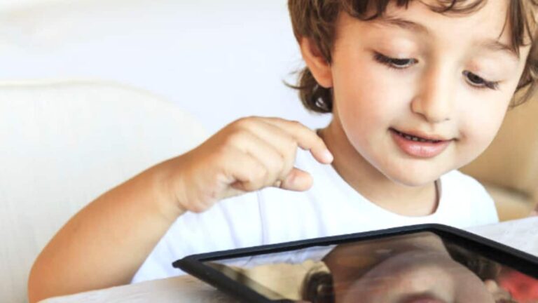 niño usando tablet