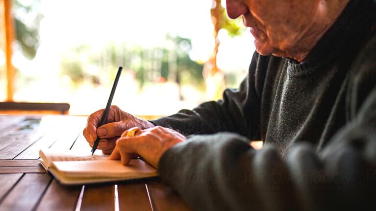hombre mayor escribiendo