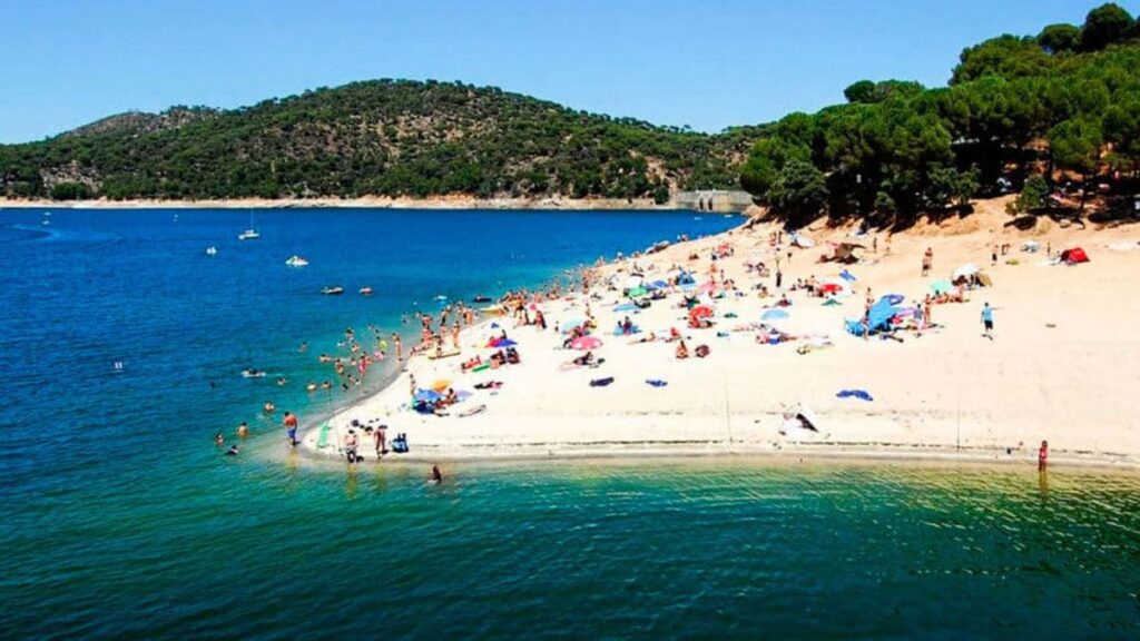 La 'playa' del pantano de San Juan lucirá otro años más la 'Bandera Azul'