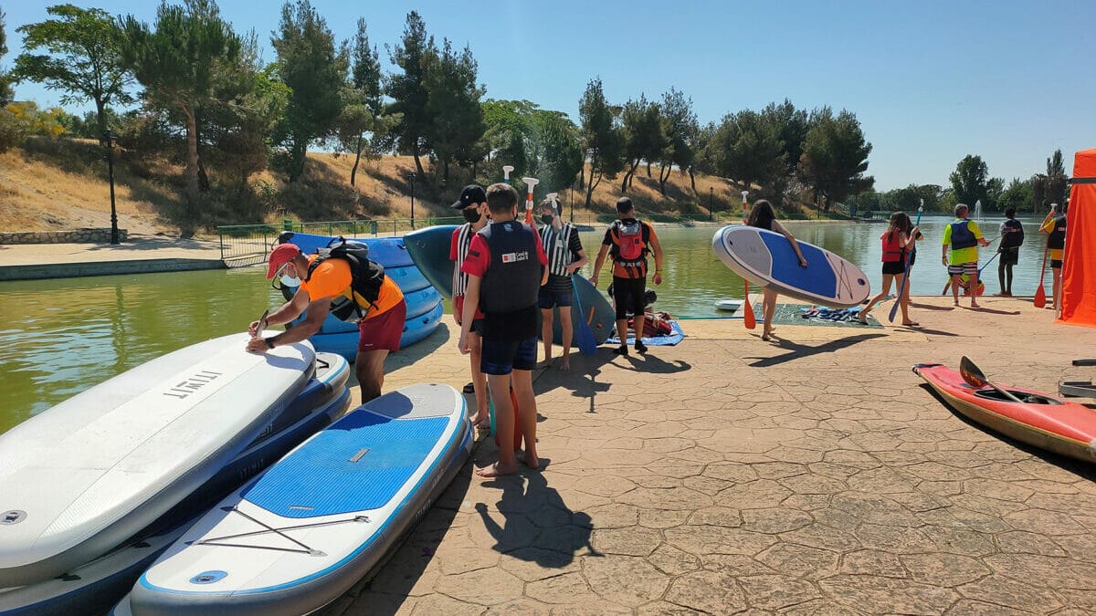 Club de Piragüismo Kayak Parla en el lago del Parque de la Dehesa Boyal
