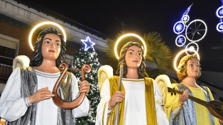 El Pasacalles de los Ángeles Navideños Gigantes