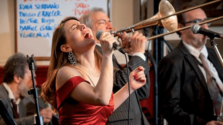Mujer Cantando