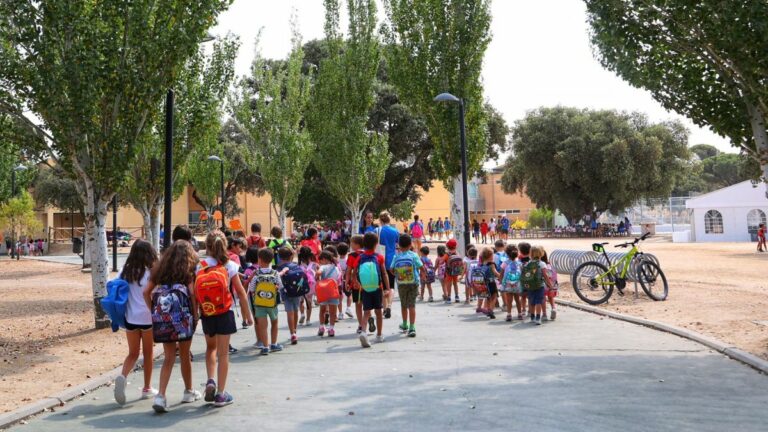 Niños llegando a su campamento de verano en Boadilla