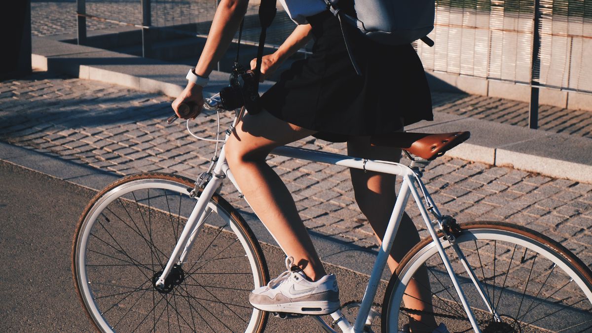 Una chica en una bicicleta en Madrid