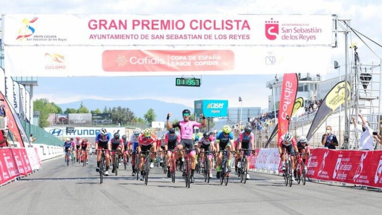 Ciclistas cruzando la meta de los 'Grandes Premios del Ciclismo' en San Sebastián