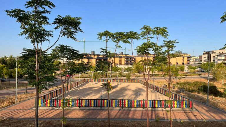 Vistas generales de la zona de juegos del parque infantil ubicado en la calle Alonso de Ojeda, en Colmenar Viejo.