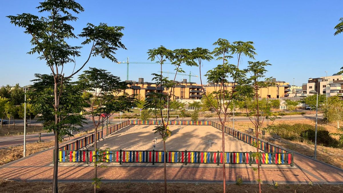 Vistas generales de la zona de juegos del parque infantil ubicado en la calle Alonso de Ojeda, en Colmenar Viejo.