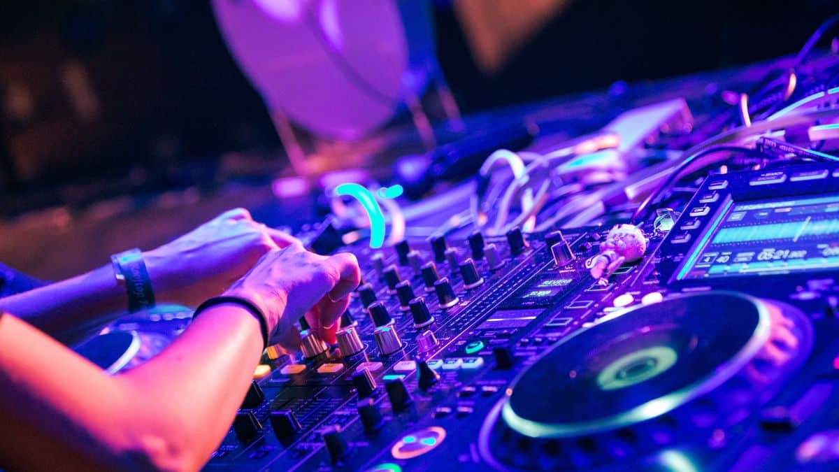 DJ pinchando en una fiesta en Cubas de la Sagra