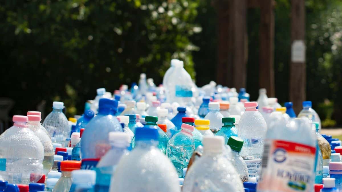 Pila de botellas plástica para reciclar en el punto limpio de Cubas de la Sagra
