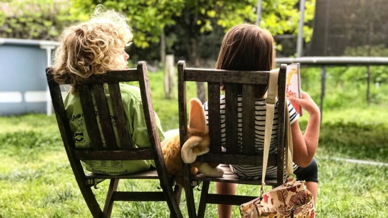 Dos niños en el jardín de una casa en verano