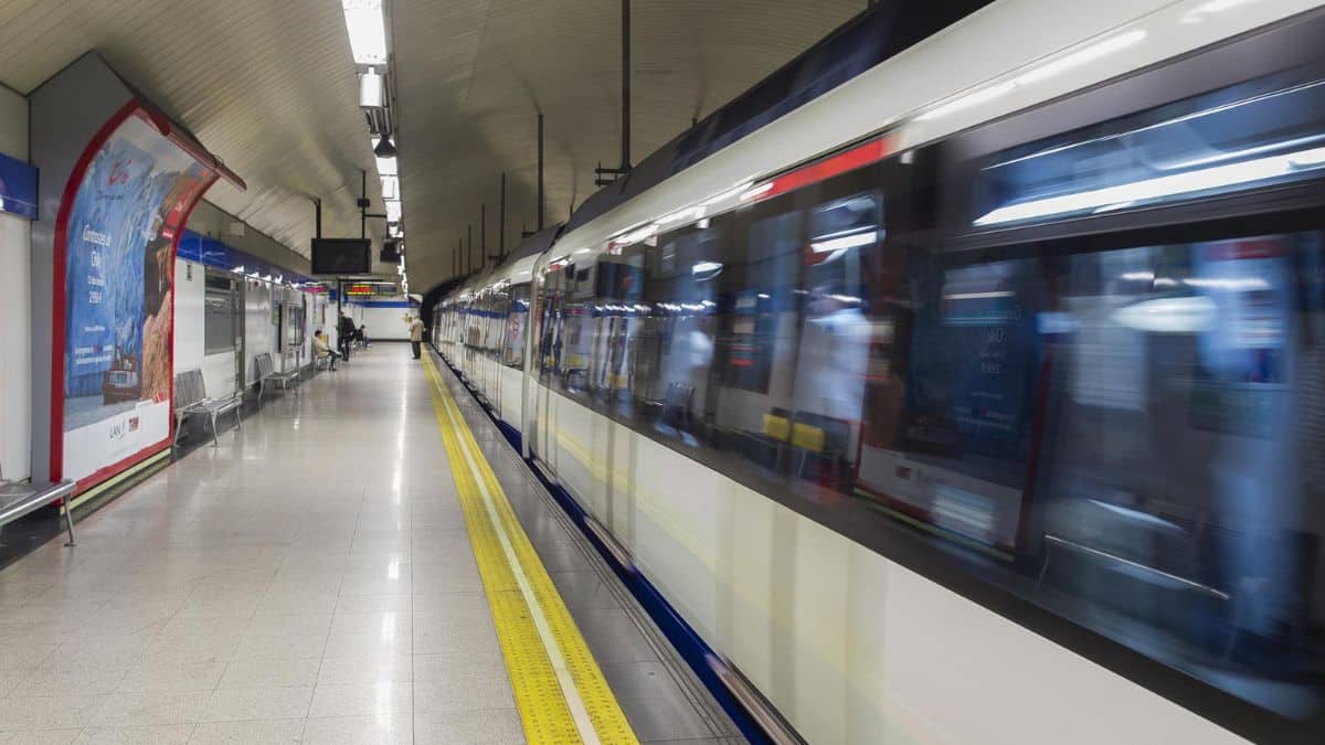 Un policía fuera de servicio rescata a un hombre de ser arrollado por un tren de Metro de MadridMadrid 365