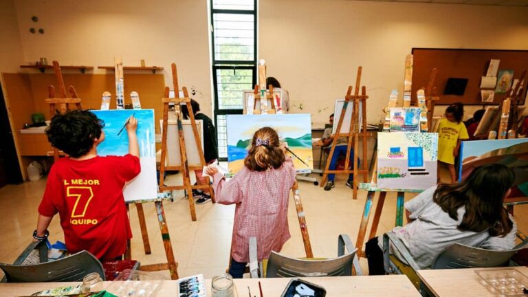 Niños en un taller de pintura de Rivas