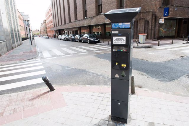 El Servicio de Estacionamiento Regulado (SER) volverá a estar operativo en Madrid desde el lunes Cartel en un parquímetro el que se indica la suspensión temporal del servicio SER.