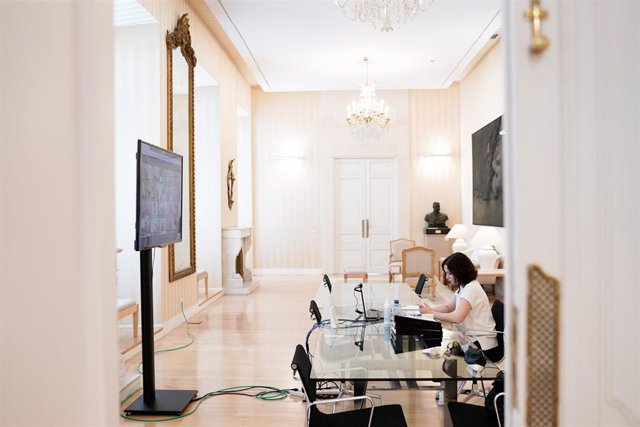 Ayuso plantea a Sánchez un plan de deducciones fiscales para impulsar el turismo nacional La presidenta de la Comunidad de Madrid, Isabel Díaz Ayuso, se reúne con el presidente del Gobierno, Pedro Sánchez, en el marco de la reunión por videoconferencia del jefe del Ejecutivo con los presidentes autonómicos, en Madrid (España) a 31 de mayo de 2