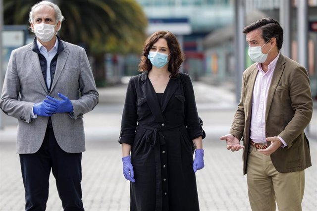 La Comunidad de Madrid solicita formalmente al Gobierno pasar a la Fase 2 de desescalada el próximo 8 de junio La presidenta de la Comunidad de Madrid, Isabel Díaz Ayuso, visita el 'hospital de campaña' de Ifema junto al consejero de Sanidad, Enrique Ruiz Escudero; y el director general del recinto ferial, Eduardo López-Puertas.