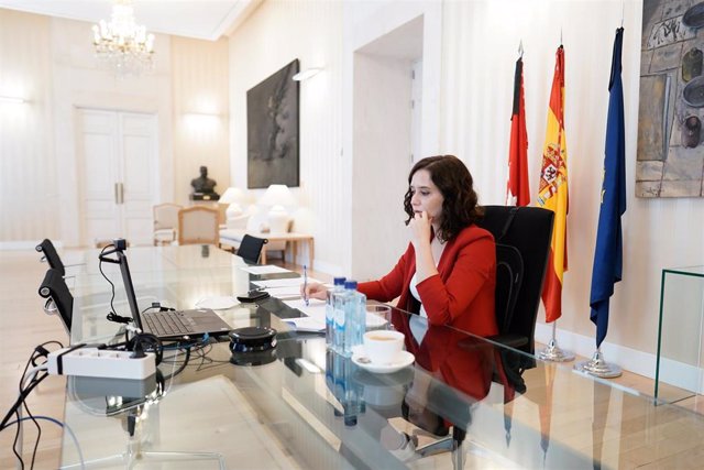 Ayuso plantea reducir la distancia en las aulas en septiembre porque si no "será un drama para muchos colegios" La presidenta de la Comunidad de Madrid, Isabel Díaz Ayuso, asiste a la reunión por videoconferencia del presidente del Gobierno, Pedro Sánchez, con los presidentes autonómicos, en Madrid (España) a 7 de julio de 2020.