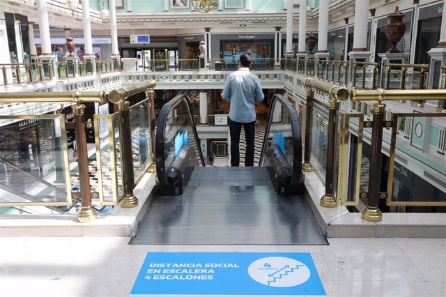Madrid entrará en la nueva normalidad en dos etapas y restringirá aforo al 60% en zonas cerradas Un hombre baja por unas escaleras mecánicas del Centro Plaza Norte 2, La Cúpula de Madrid.