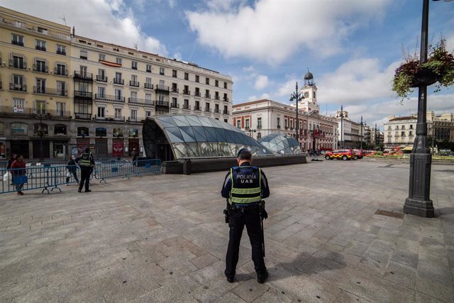 Policía Municipal controlará esta Navidad aforo en calles de Centro y en centros comerciales con hasta 100 agentes más Miembros de la Policía Municipal controlan el paso de personas a la Puerta del Sol. Archivo.