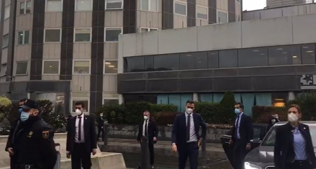 Sánchez e Illa son recibidos con abucheos a su llegada al Hospital de La Paz Sánchez e Illa son recibidos con abucheos a su llegada al Hospital de La Paz