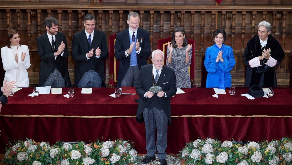 Alcalá se vuelca con la entrega del Premio Cervantes a Luis Mateo Díez