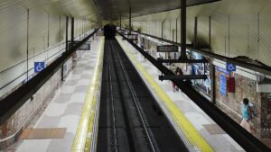 joven vías metro