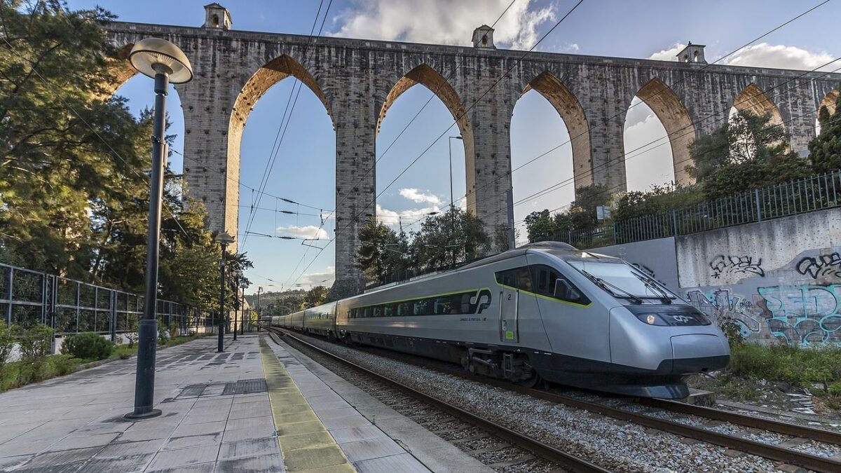 Los trenes de alta velocidad podrían conectar Lisboa y Madrid antes de 2034