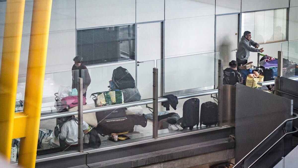 Un rincón oculto del aeropuerto de Barajas acoge a decenas de personas sin hogar