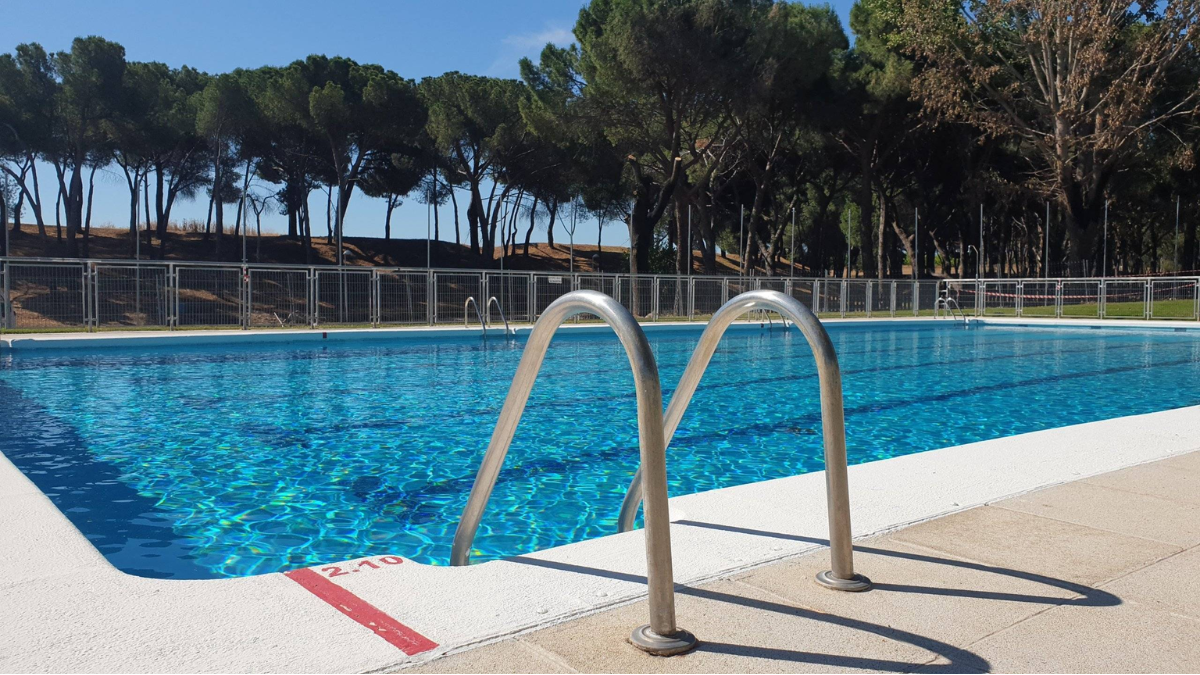 Chapoteo, sol y relax en Villanueva de la Cañada: arranca la temporada de piscina