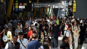 Colapso en el control de pasaportes de la T4S de Barajas: retrasos, vuelos perdidos y críticas al Gobierno