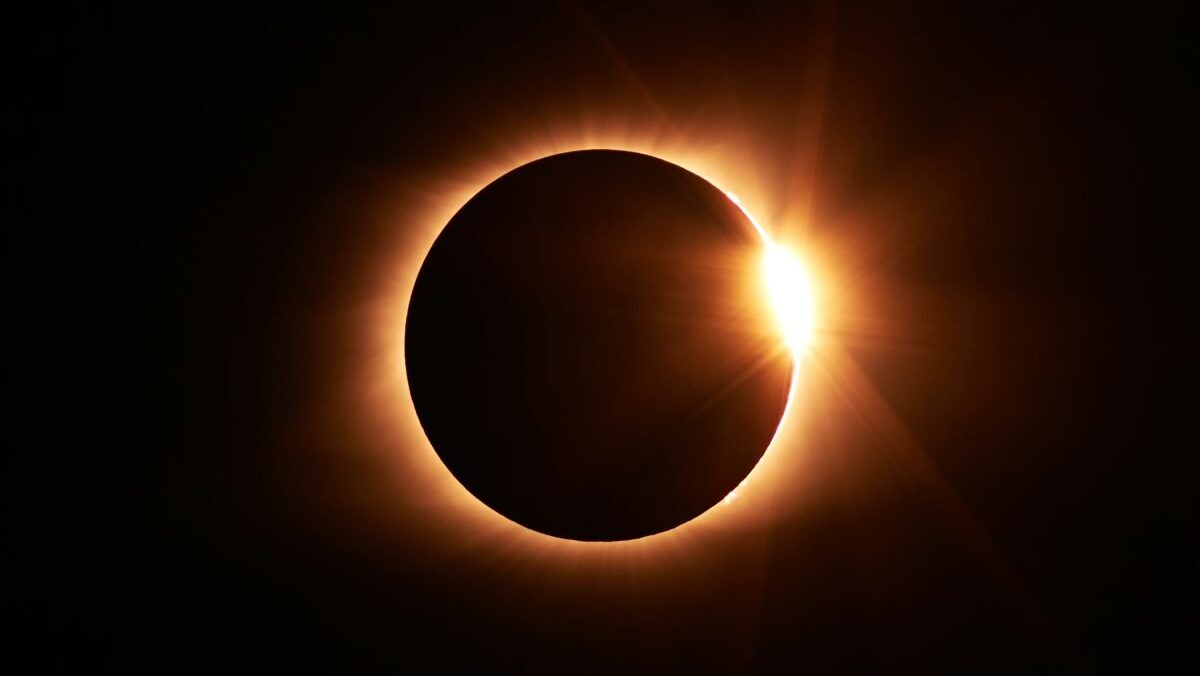 Llega el gran simulacro del eclipse solar de agosto: las mejores zonas de Madrid para verlo
