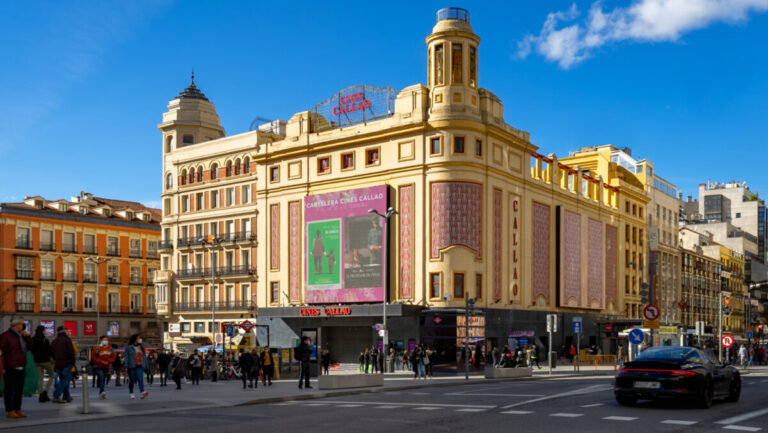 Los históricos cines madrileños proyectarán el próximo 22 de julio Regreso al Futuro en su pantalla exterior, en una iniciativa abierta al público