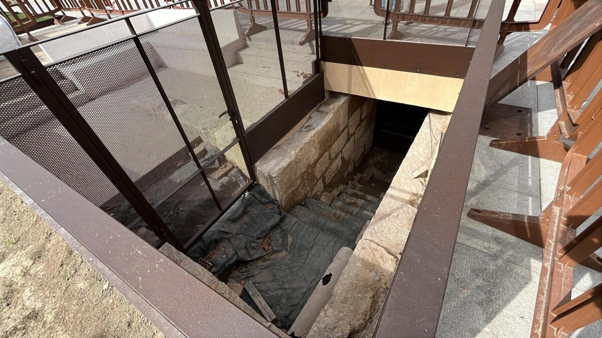 Alcalá rescata del olvido un refugio antiaéreo bajo la plaza de Cervantes