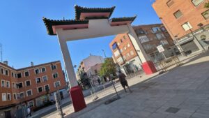 Usera estrena el primer arco chino de Madrid: dos dragones y un oso de Okuda